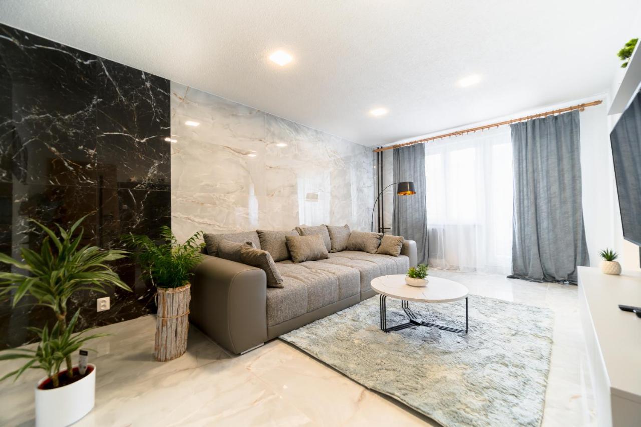 Apartman Discreet Kysucke Nove Mesto Bagian luar foto