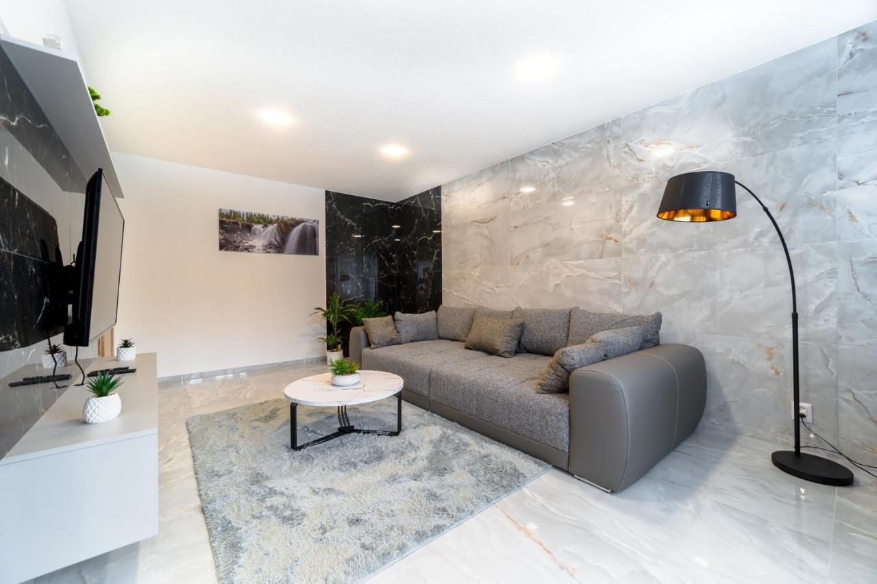 Apartman Discreet Kysucke Nove Mesto Bagian luar foto