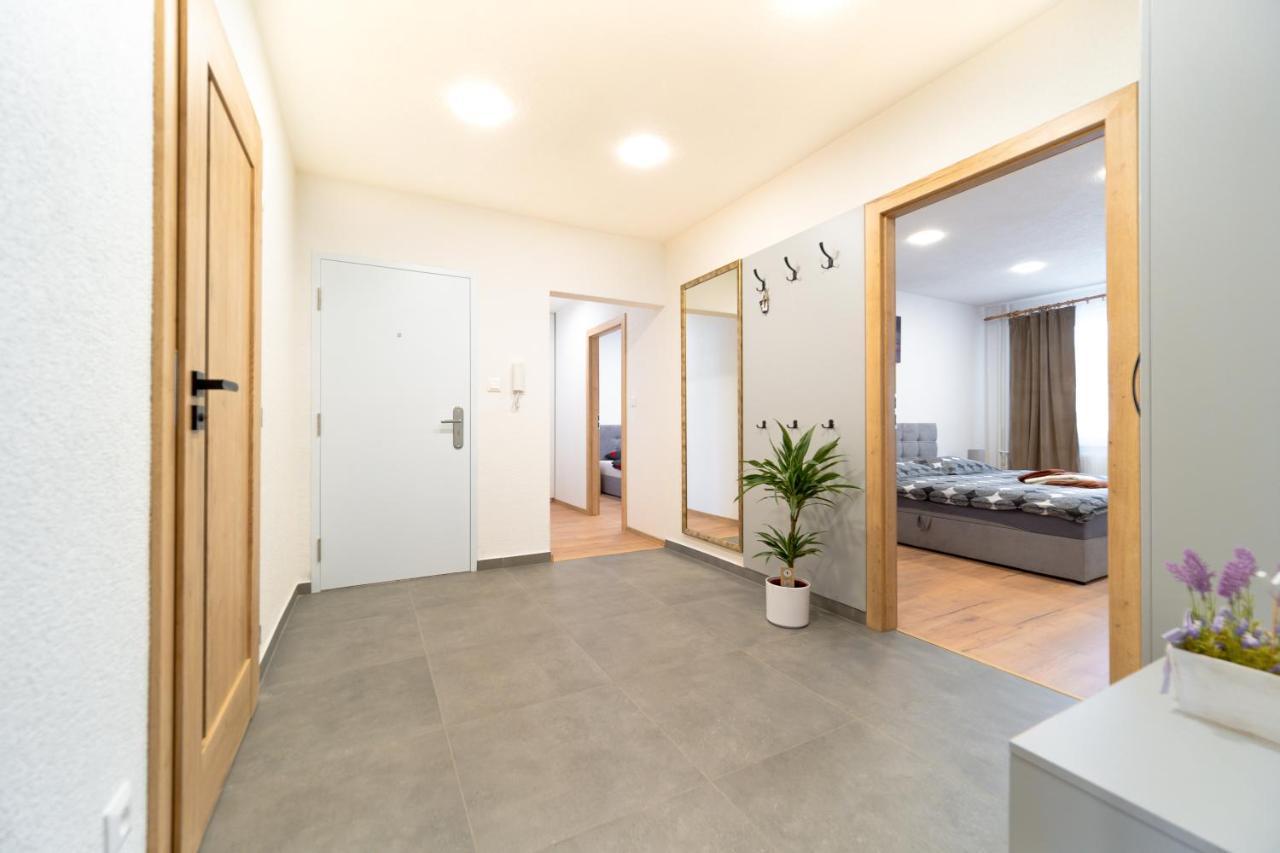 Apartman Discreet Kysucke Nove Mesto Bagian luar foto