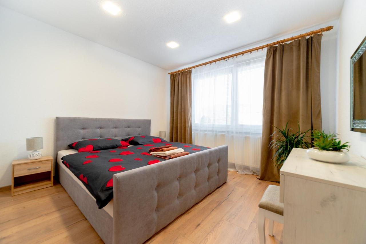 Apartman Discreet Kysucke Nove Mesto Bagian luar foto